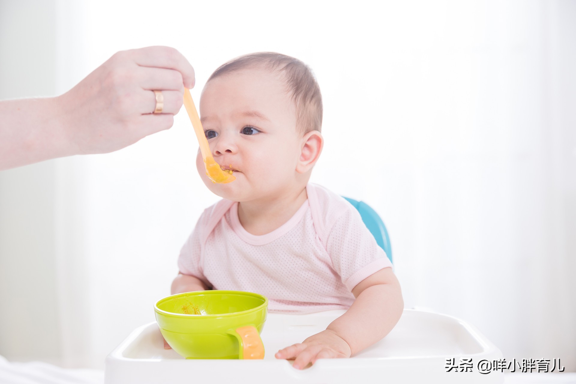 宝宝添加辅食吃水果有讲究，果汁果泥大不同，生吃熟吃要分清