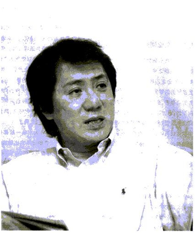 3年前金庸逝世，书迷自发赶到医院，次子捧遗像送父亲最后一程