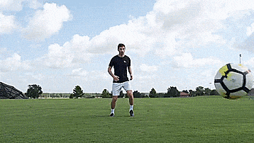 怎样学足球我是新手（五个初学者必会的足球基本技巧）