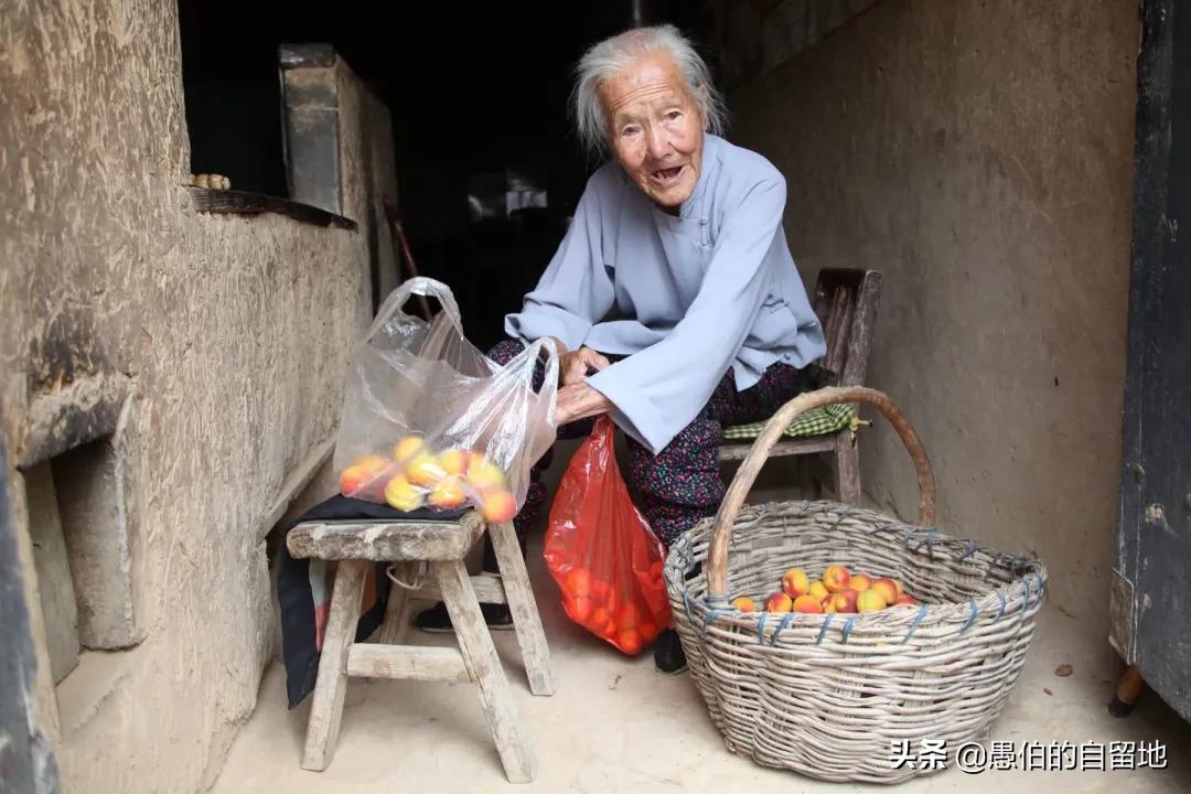 说,写亲情时不要一味地褒扬,母亲是一个没到过县城不识字的农村妇女