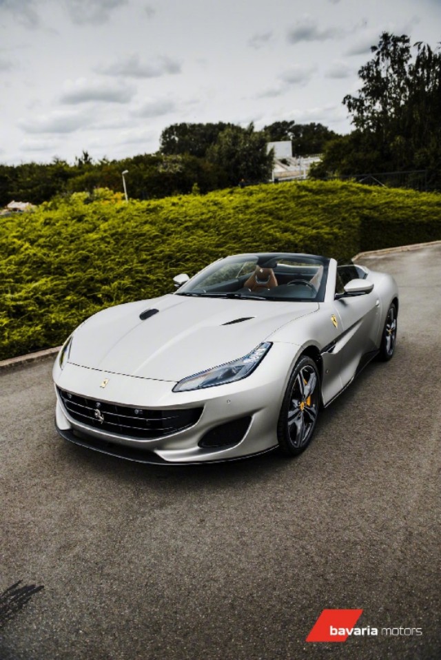 入门级法拉利敞篷跑车,很漂亮!