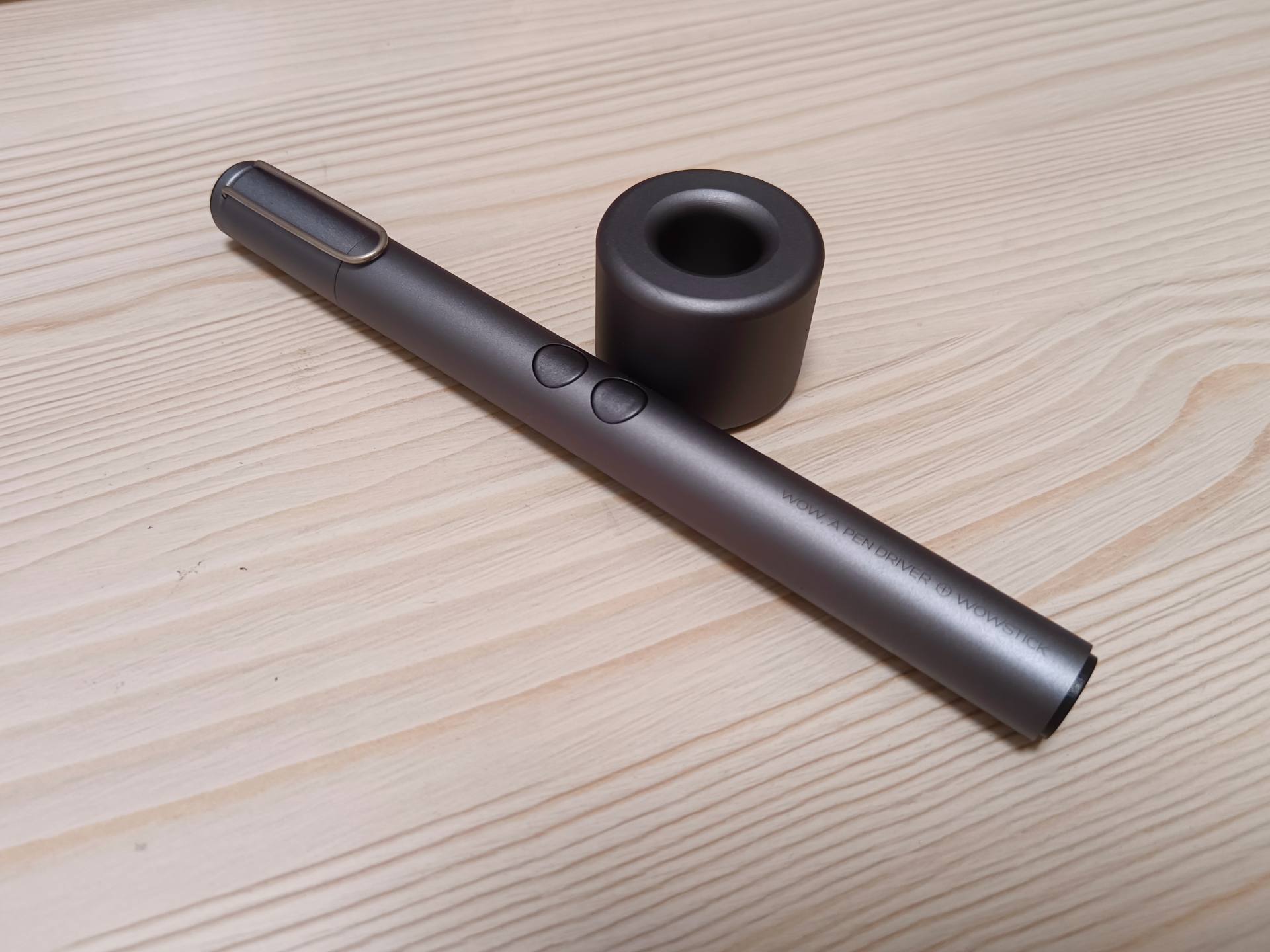 给小姐姐换iPhone电池分分钟-WOWSTICKPLAY迷你锂电精修螺丝刀
