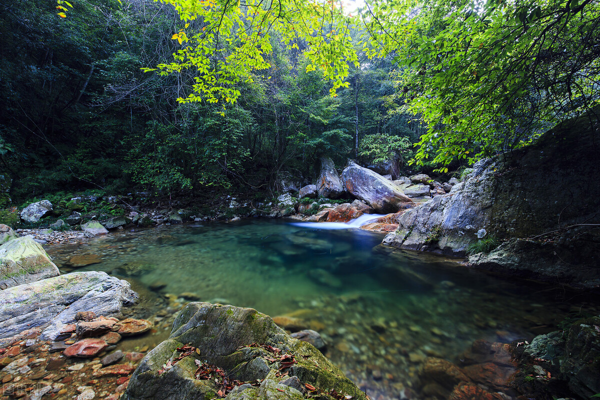游览的时候别忘了带上三毛游哦,游玩的同时也听一听都匀斗篷山的历史
