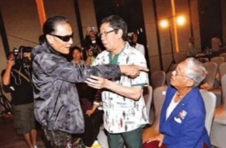 让谢贤爬去台湾见他，成龙向他求救，林青霞倒追，王羽究竟多厉害