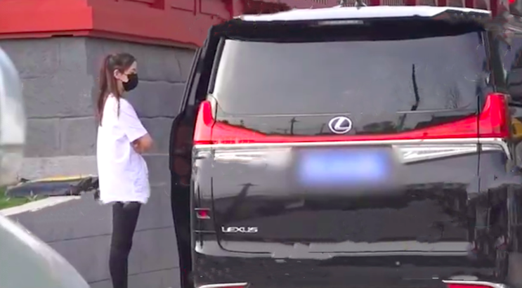 95后男星恋情曝光！当众被摸腿后同回酒店，喂女方吃东西关系暧昧