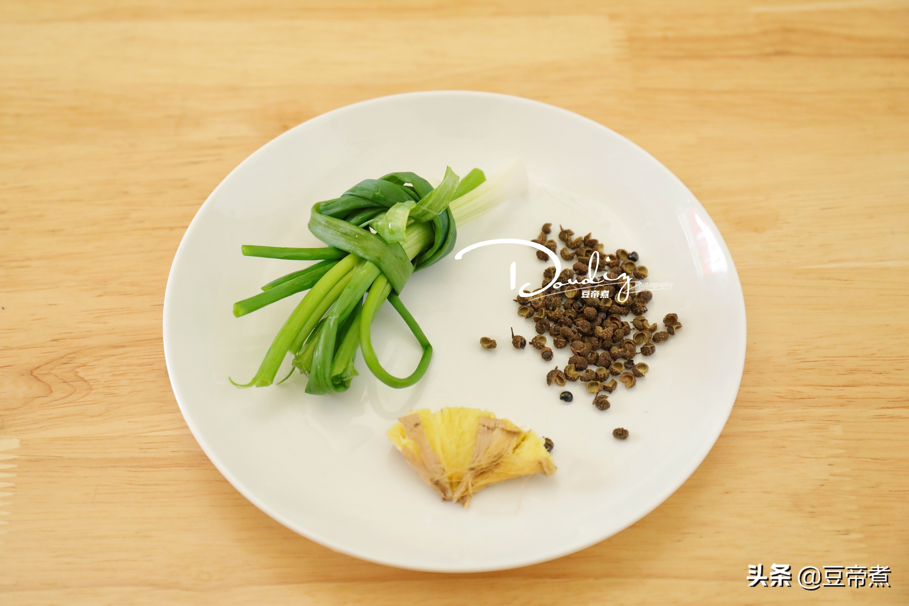 拒绝精致穷，一个人吃饭不随便，鸡腿三根吃出新花样