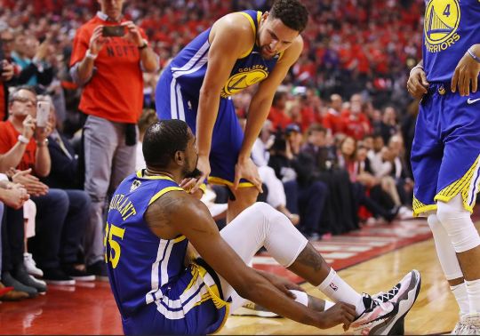 nba畫(huà)面抖動(dòng)因?yàn)槭裁矗ǘ盘m特受傷的瞬間，整個(gè)NBA都顫抖了一下）