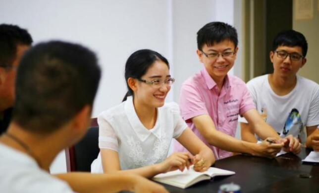 为何研究生毕业后想当辅导员？看到辅导员的薪资待遇，就不奇怪了