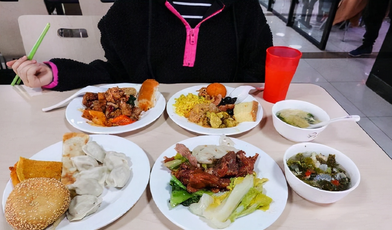 高考分数高低的差别，不止体现在学历上，看完清华食堂你就懂了