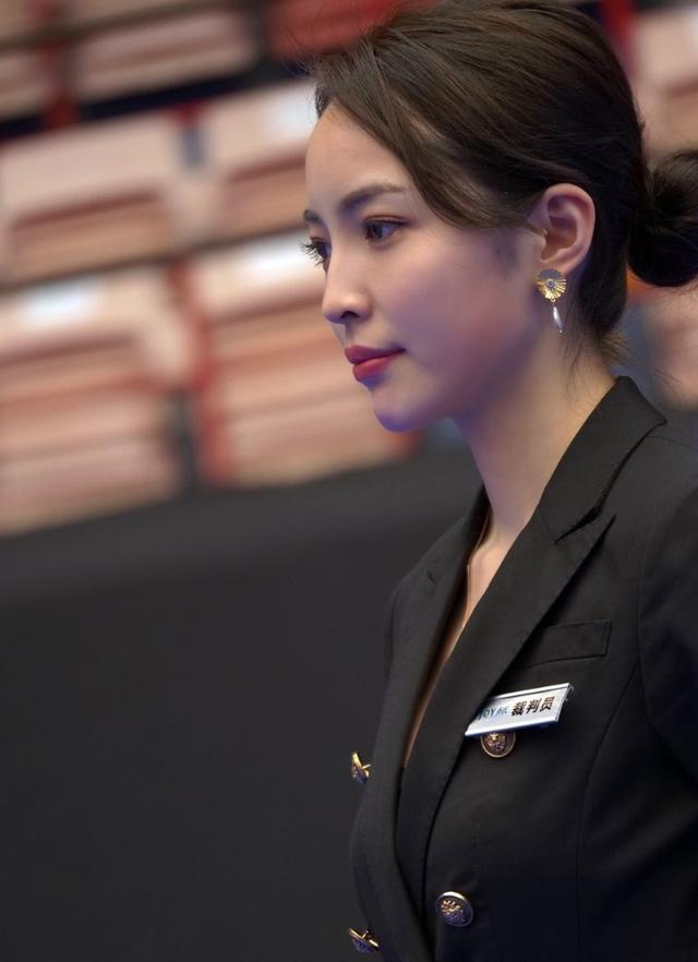 乔氏中式八球大师赛(她是"最美台球裁判",长相甜美身材火辣,观众哪