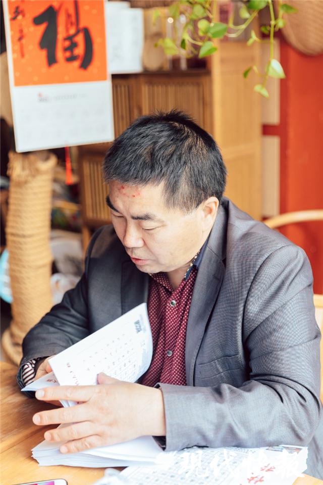江苏中小学生书法大赛盐城赛区组织专家评审，共收集3万多件作品