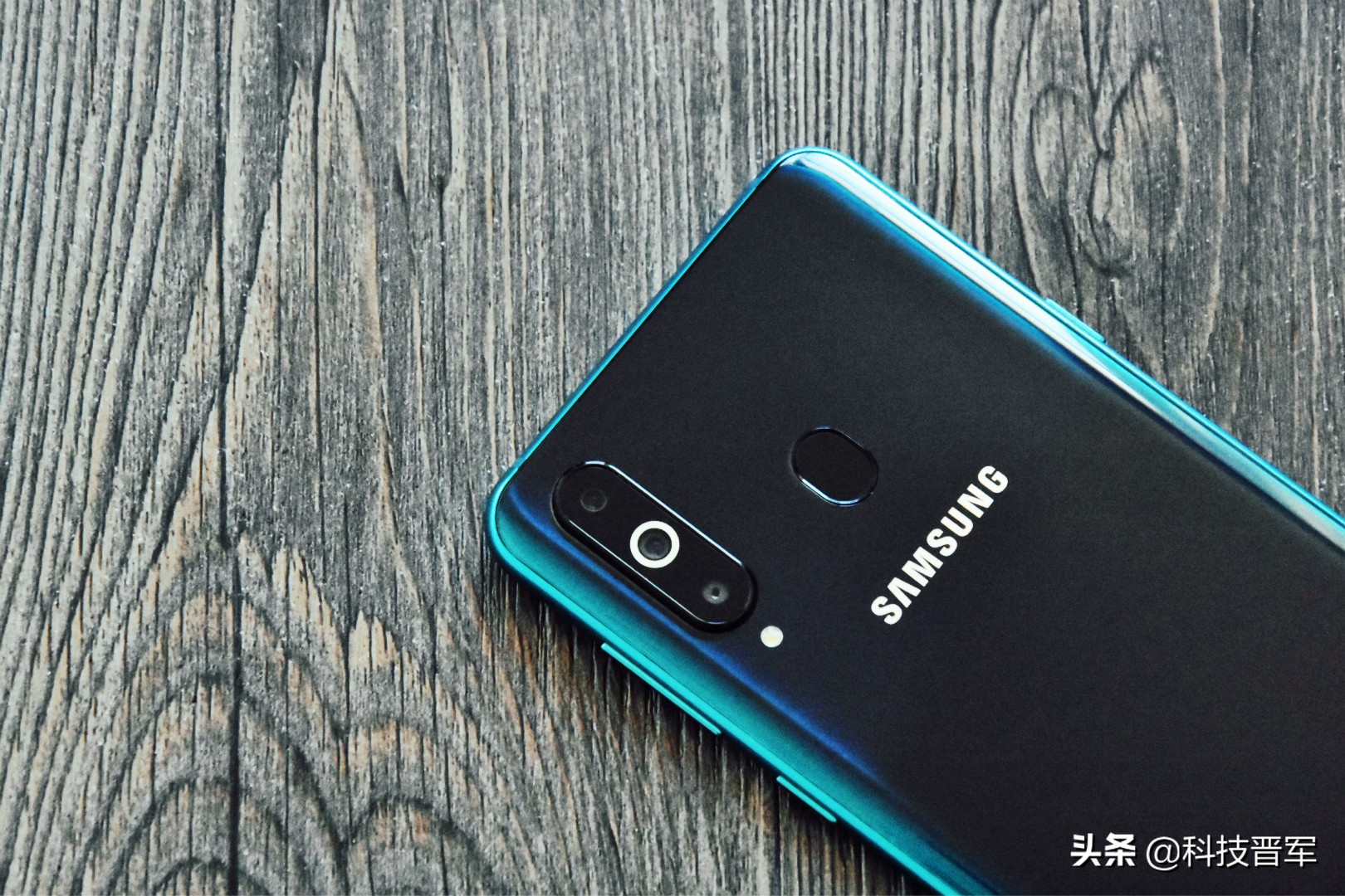 给屏幕挖了个孔！你能接受么？尝鲜三星A8s（附荣耀V20屏幕对比）