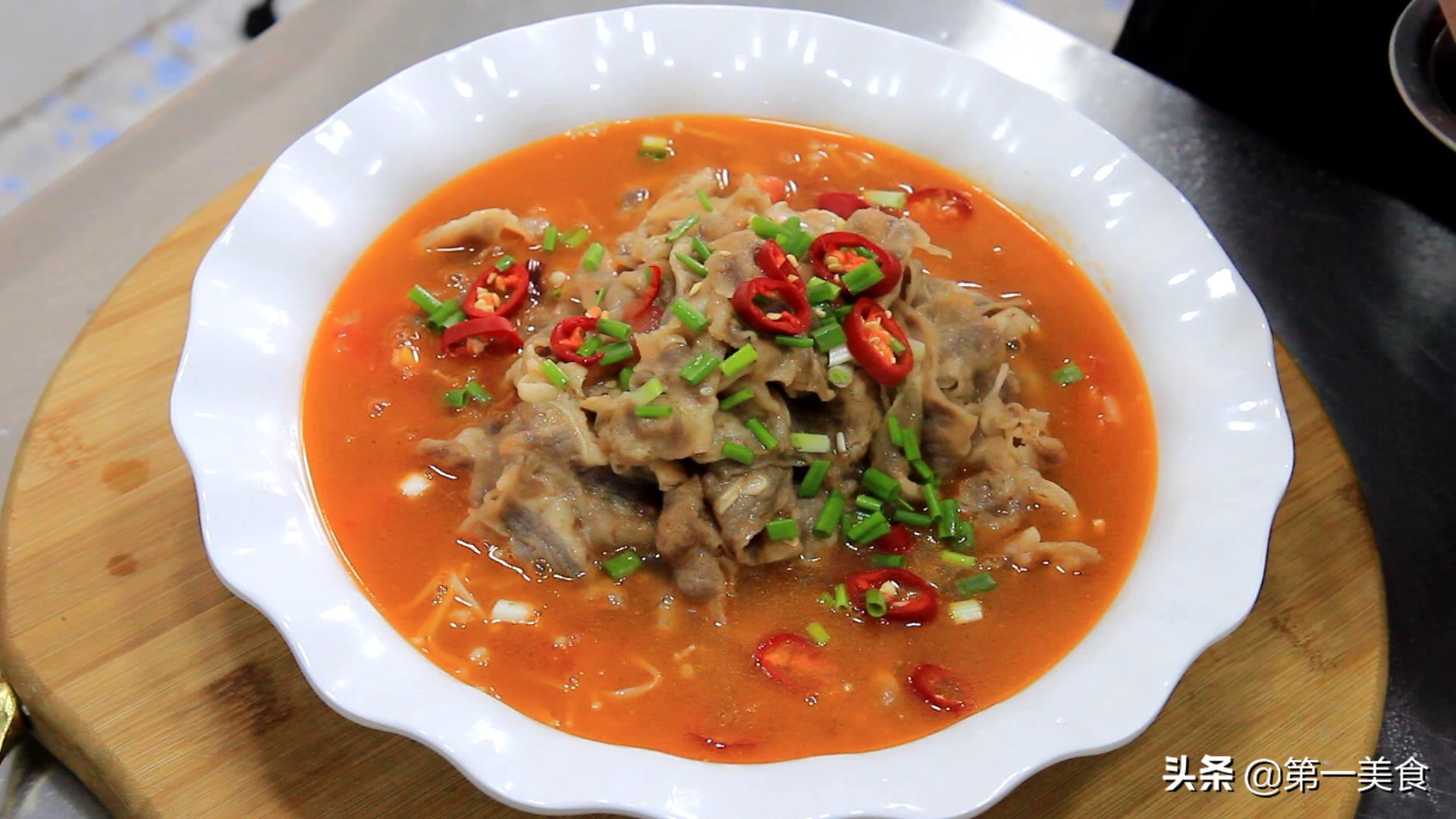 厨师长分享“酸汤肥牛”做法，吃完酸辣开胃，味道之美连汤都不剩