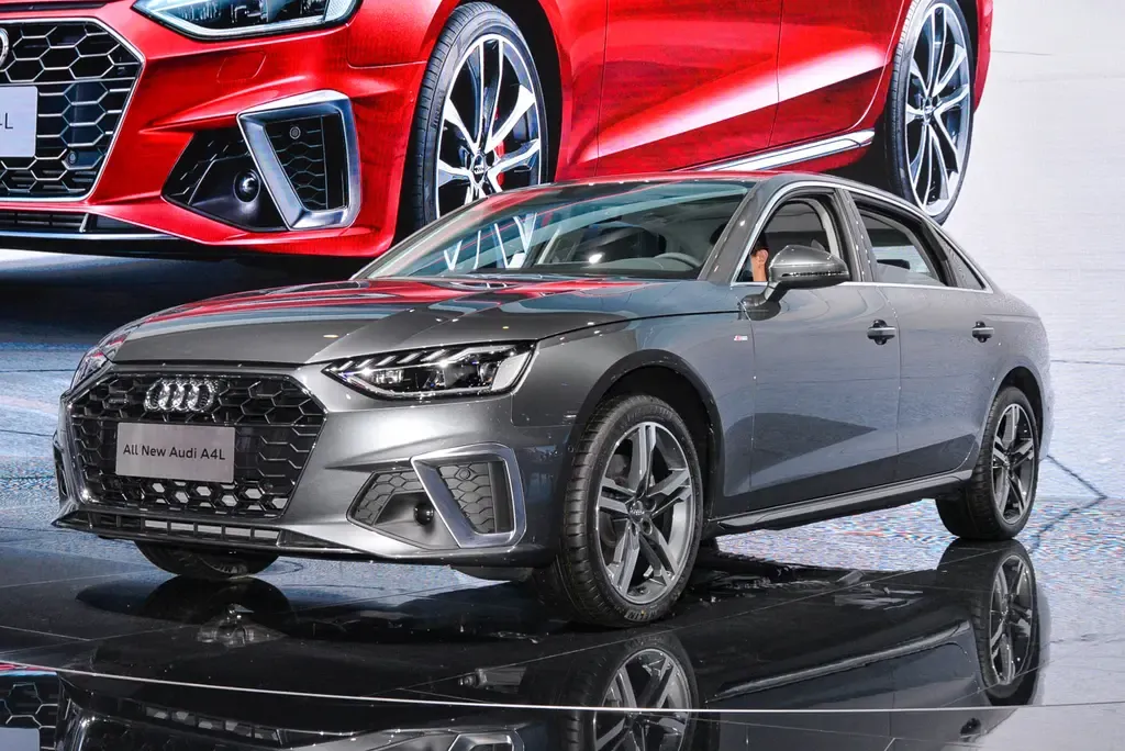 豪华车奥迪A4L，中配190马力+8个安全气囊，售价25.53万起