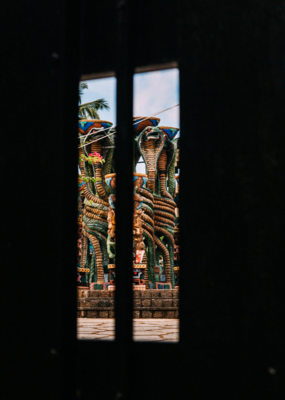 狩猎性侵近百少女、雇妓女强上14岁儿子…这个英国富豪终于被抓