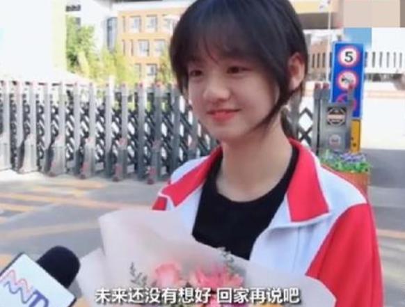 四川第一个走出考场的考生，自信发言引人质疑，难道是第二个林欢