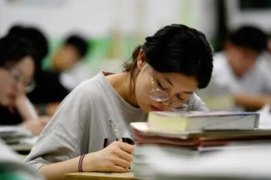 高考结束才了解，普通班和重点班有何区别，未来发展差距很明显