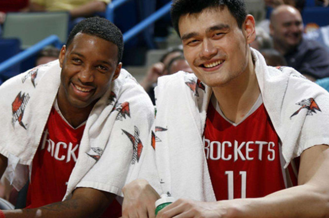 nba球衣退役为什么要背面(为什么姚明可以享受球衣退役，而麦迪却不能？真的很现实)