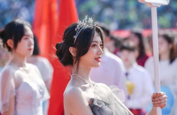 青岛大学运动会火了，举牌女生个个赛仙女，网友：行走的招生简章