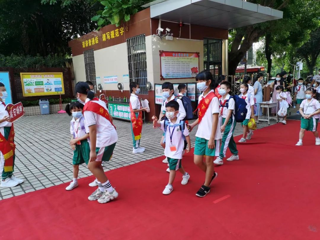 天河｜棠下小学师生高举励志标语迎来新学期