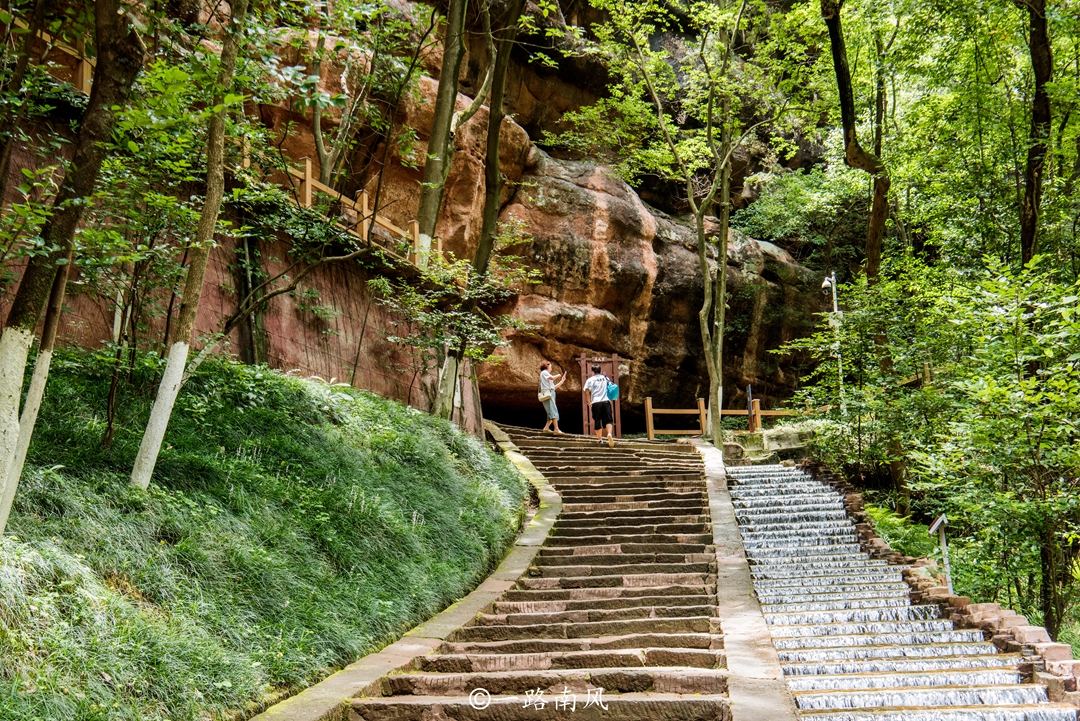 你问的是冷门景区吧？这里有通天寨和丫山森林公园，绝对够你逛。