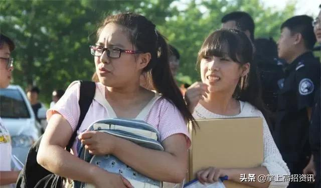 21年高考提前批分数线出炉，家长怒了，低分高录对优等生不公平