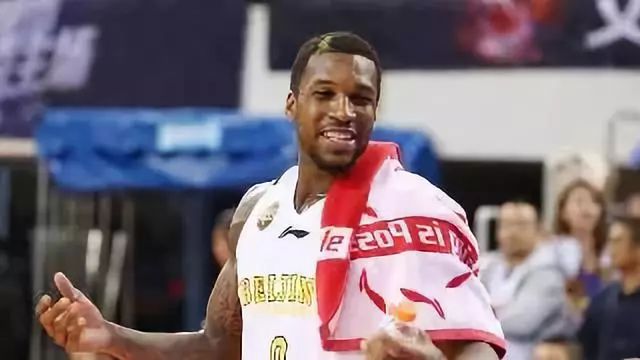 nba托马斯为什么哭(CBA外援场边哭泣！看完他的故事，我明白了生活大于篮球…)