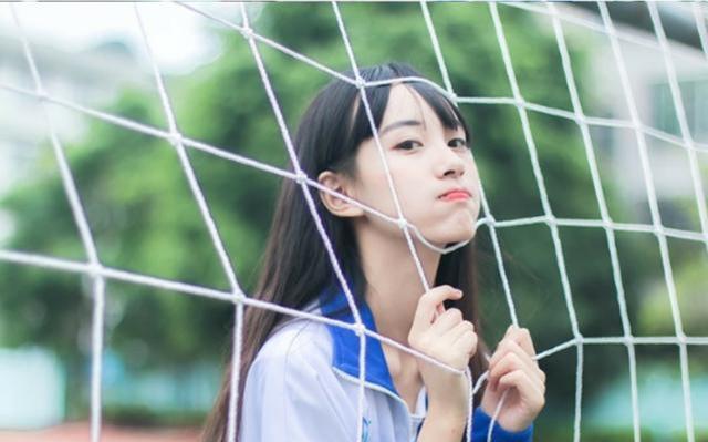 同是“校花比美”，初中清纯、大学霸气，却被小学生偷了心