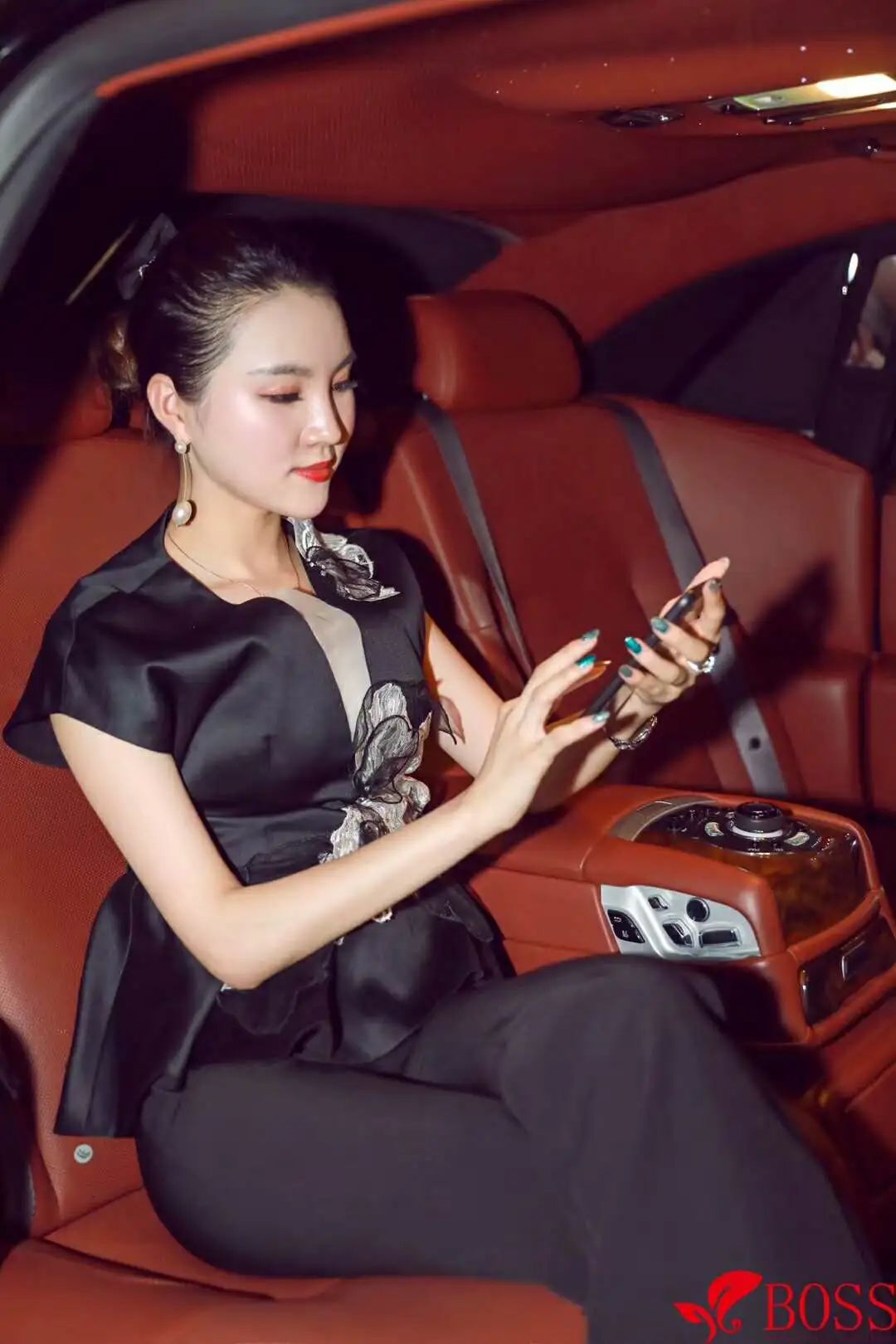 新时代直播界新星天才-婷婷老师.顶级演讲导师.亿万利益打造者