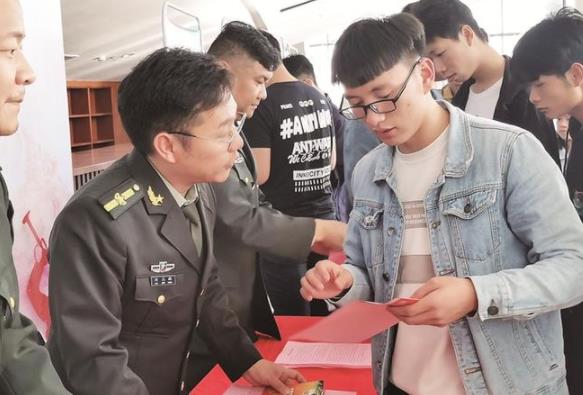 在校大学生迎来“好消息”，2021年参军可保送军校，满足条件即可