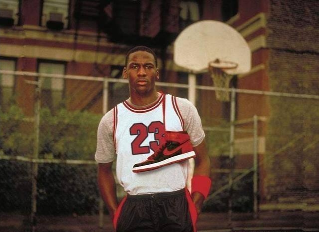 为什么nba球星不带护膝（被NBA明令禁止的几种装备，乔丹AJ鞋都被禁，甚至连搞发型也不行）