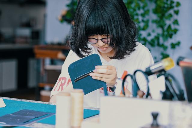 手工皮具基础班：工艺、工具、皮料、版型我们应该从哪开始学习