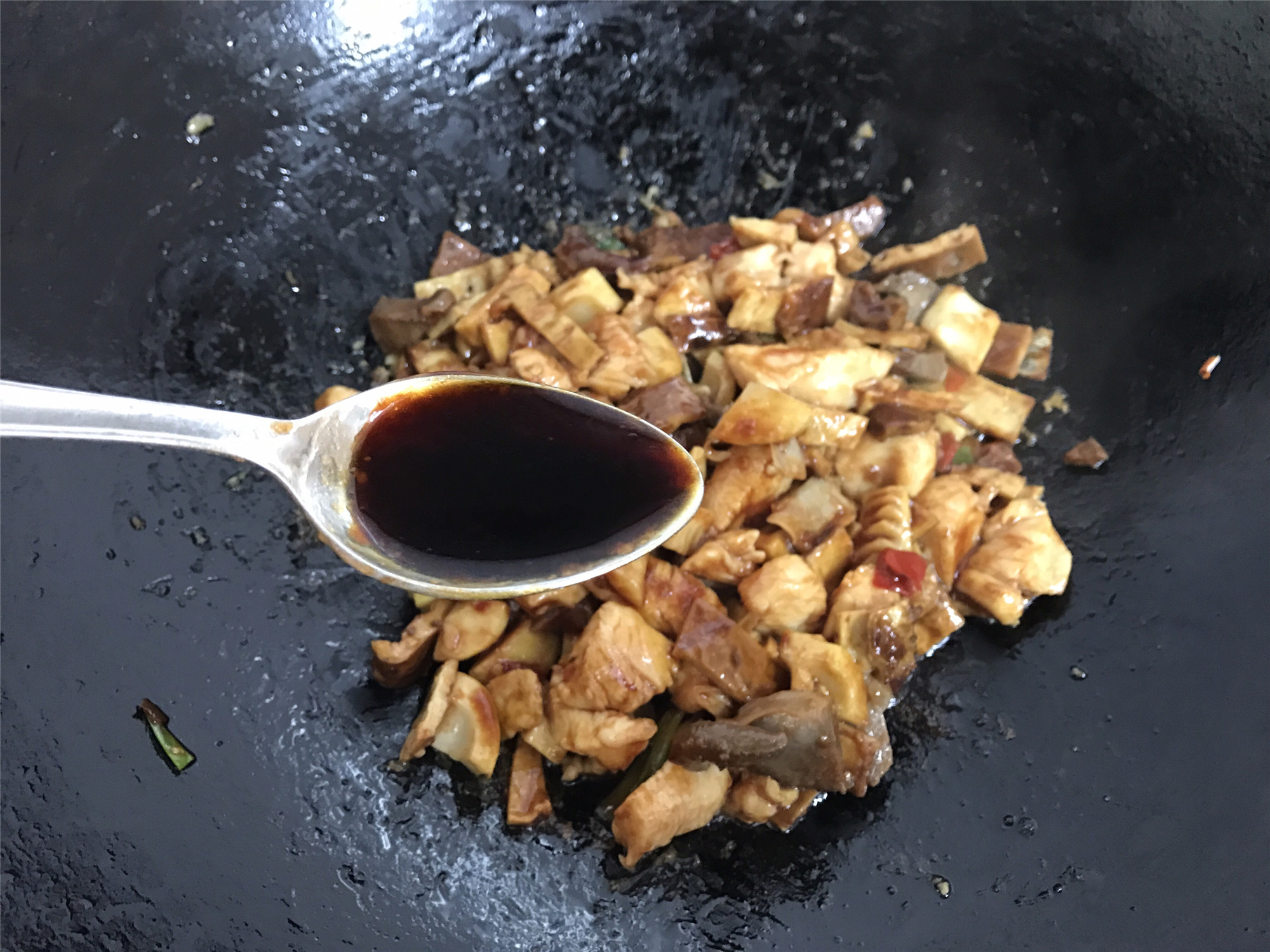 百吃不厌的家常菜，比老干妈好吃下饭，咸甜鲜辣，一顿多吃两碗饭