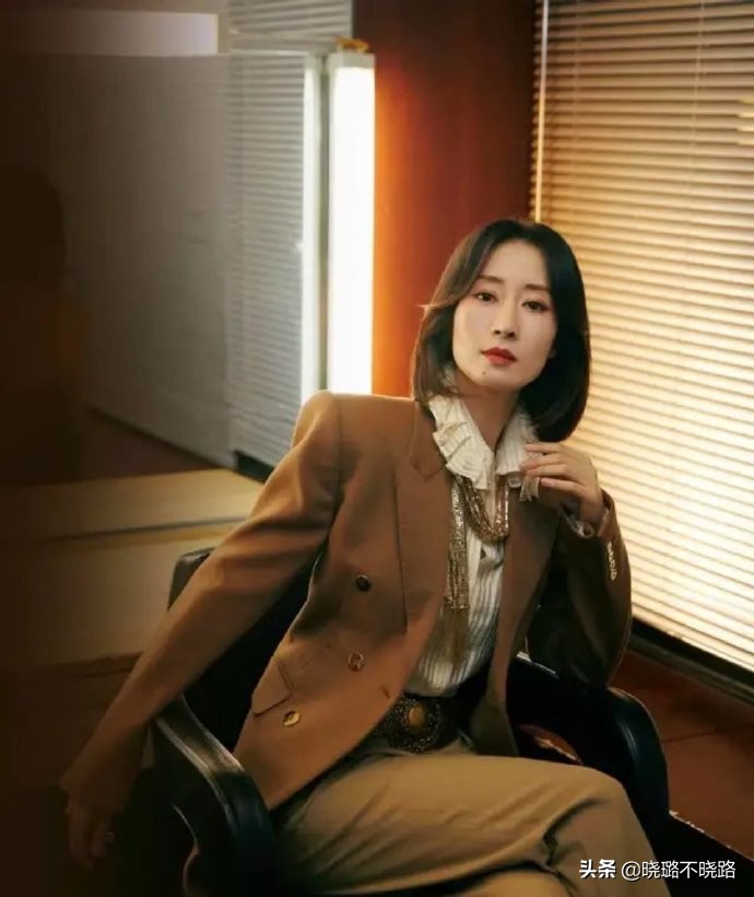 陈数带火了一种穿法，叫“西装+烟管裤”，很适合四五十岁的女人