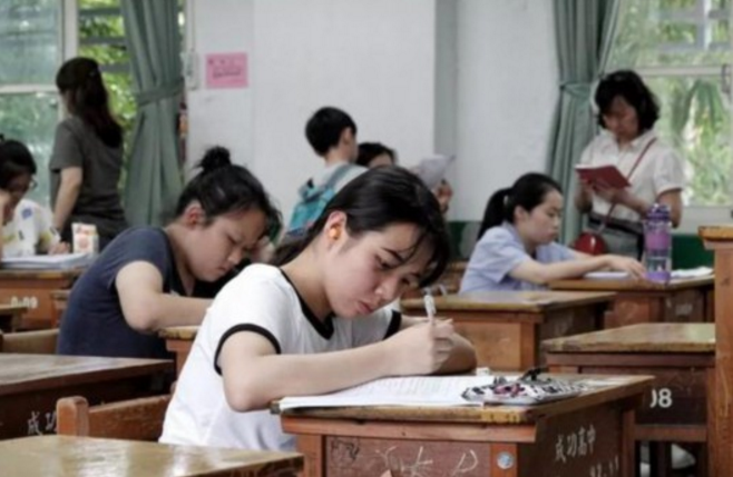 “我不是家长，是学生本人”，院校新生报到现场，70后被误会