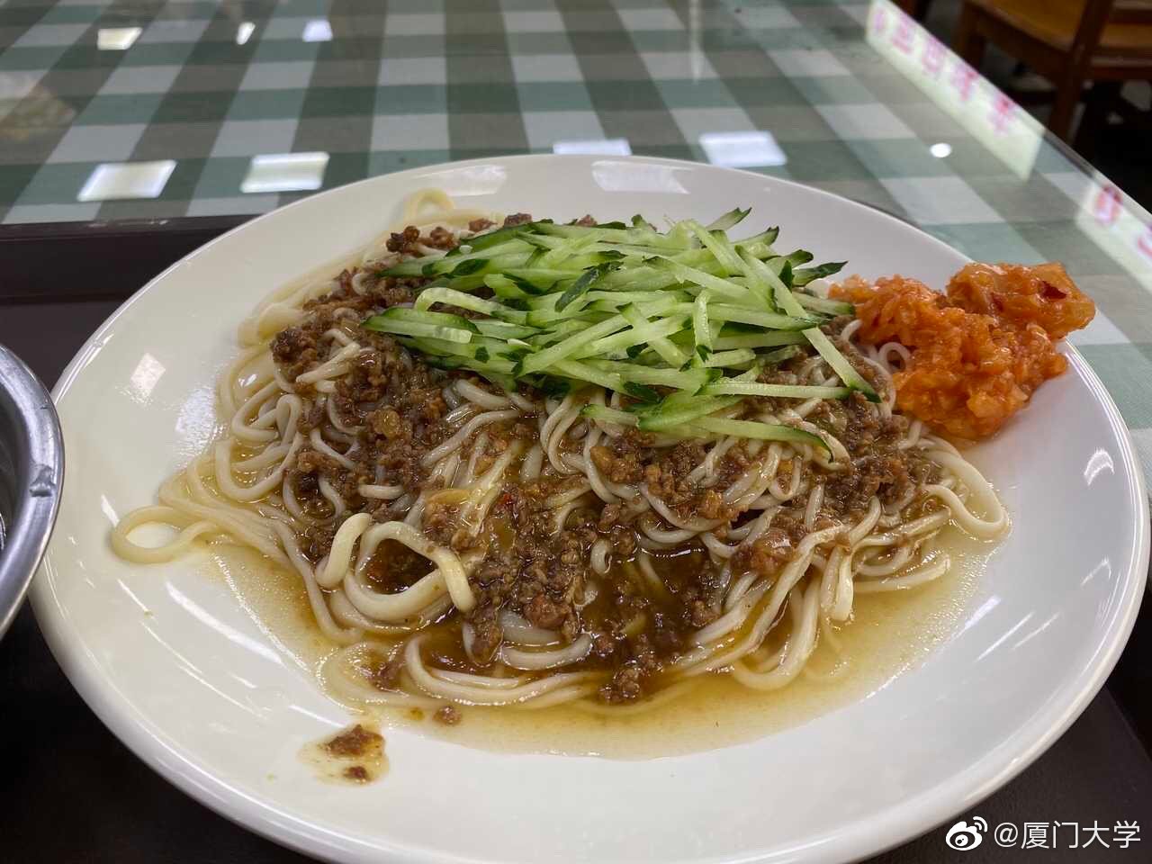 厦门大学食堂有多好？中式大厨做盘菜6元，米饭免费10年，值了