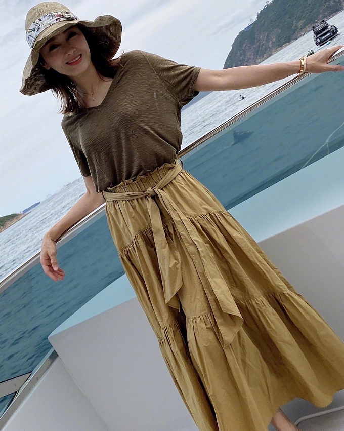 郭可盈黎姿同框，豪门千金与阔太的既视感明显，却都不太显年龄