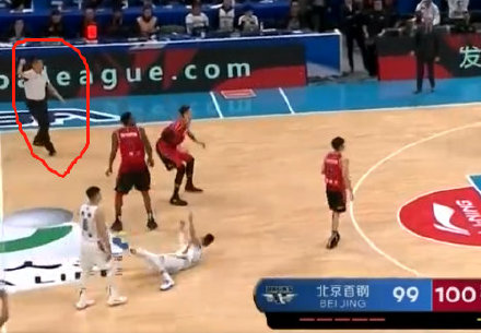 cba進球后為什么還走表（裁判偷走深圳0.4秒？他們也曾是獲利者 CBA漏洞讓裁判背鍋）