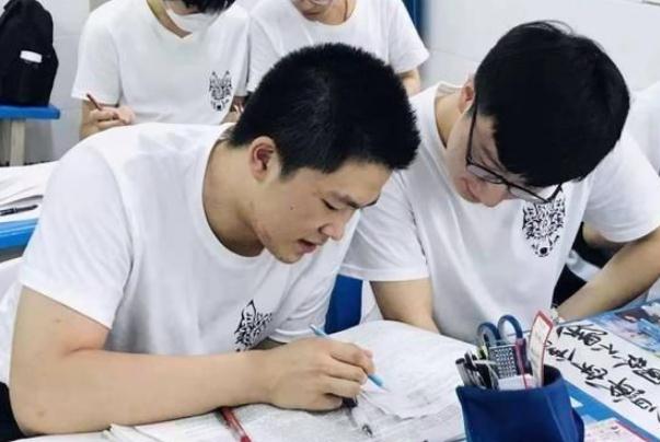 重庆考生高考638分，志愿不填直接选择复读，很多人听完感到不解