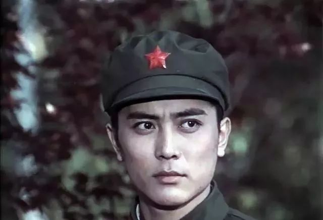 北影“男神”卢君：与女神陈肖依离婚30年后，年逾60今如何？