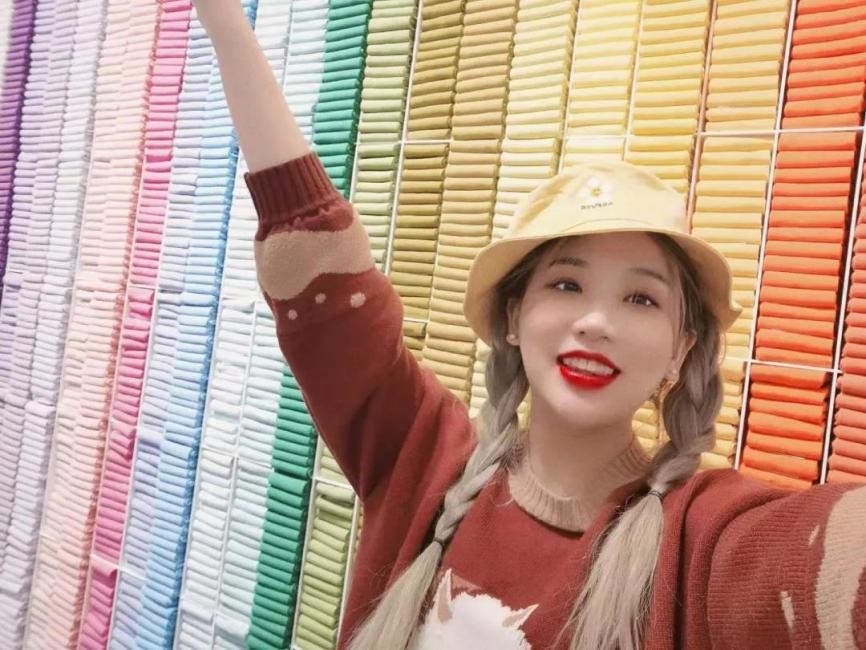 她是百万视频博主，拥有“神仙颜值”，三年年级第一，还直接保研985！