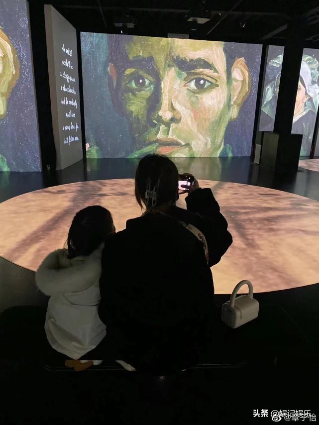 章子怡一家五口看画展，小苹果化淡妆气质出众，弟弟画画背影超萌