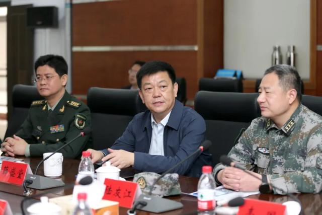 他说,此次海军潜艇学院把"高含金量"的生源基地定在大丰,具有重大的
