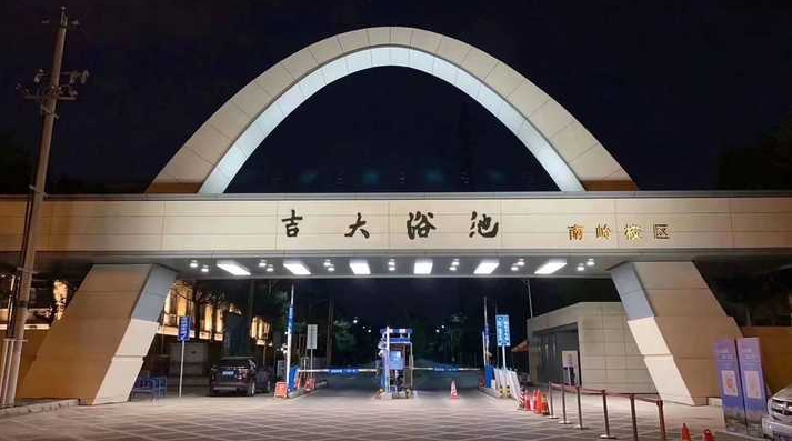 “入学吉大，我好痛苦”，大学生真实吐槽学校，却被说凡尔赛