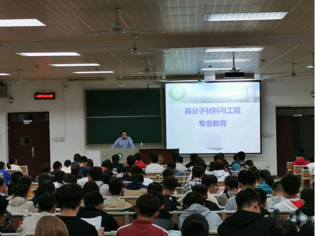 00后大学生“请假条”火了，连理由都懒得编了，老板看完一脸懵