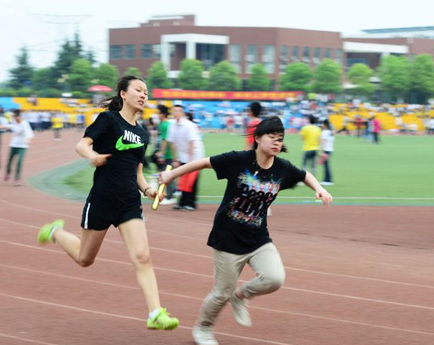 青岛大学“举牌女神”，气质和司藤有点像，网友觉得是服装出彩