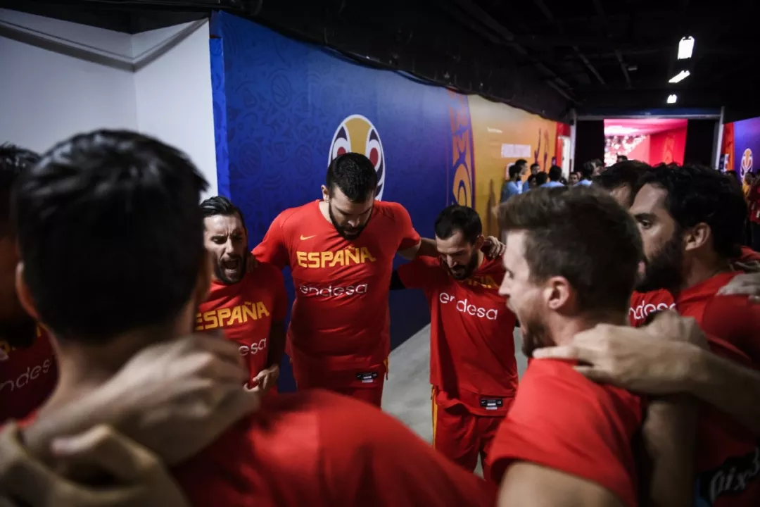 cba球员为什么没去欧洲打球(不打NBA后，阿联和周琦，为何不去欧洲打球？原因和钱有关)