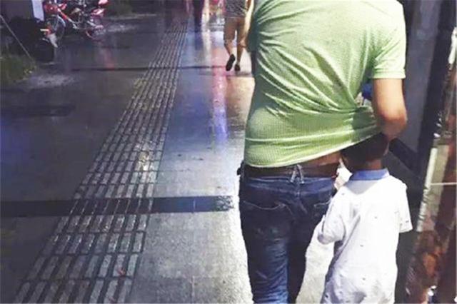“男人本刚，为父则柔”，爸爸带娃也可以很靠谱，父爱从不缺席