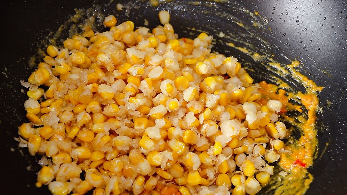 入伏后吃玉米，好处多，配上咸蛋黄这样做，香酥解馋，别不懂吃