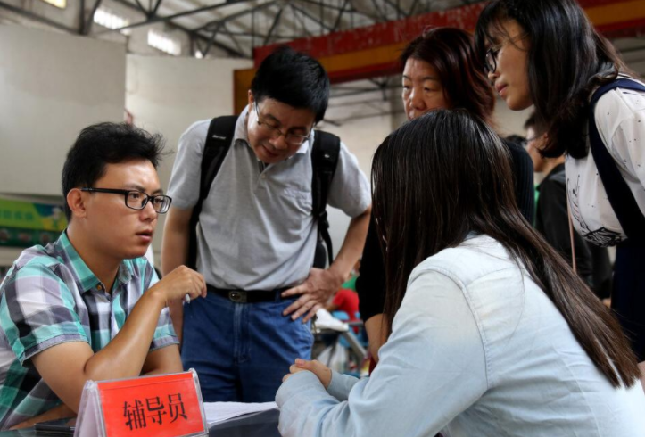 学生在校期间想入党，决定权在谁手中？提前了解少走弯路